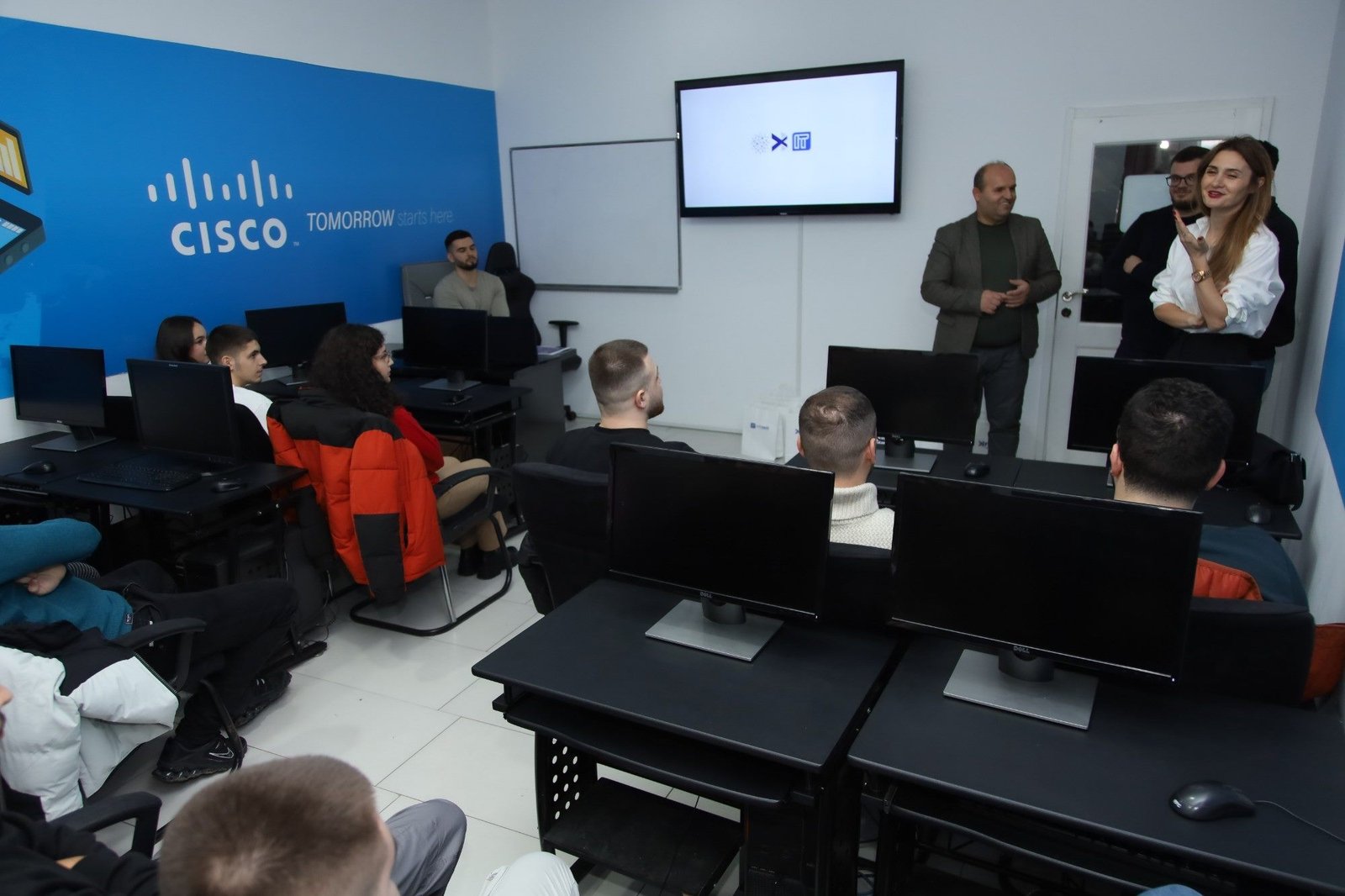 Studentë në labet e Infotech Academy