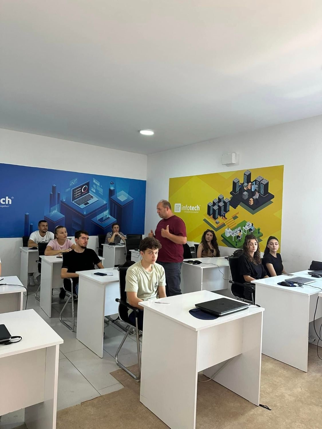 Studentë në labet e Infotech Academy