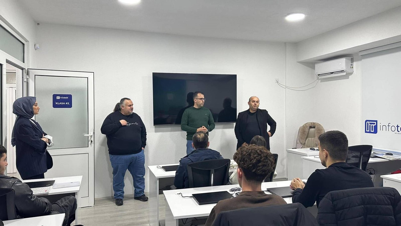 Studentë në labet e Infotech Academy