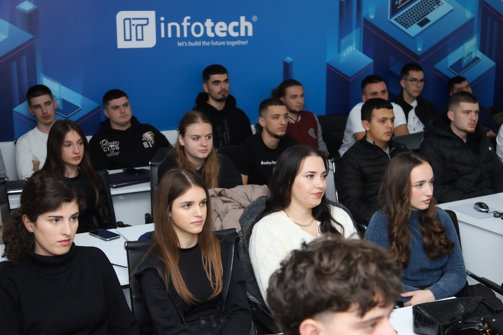 Studentë në labet e Infotech Academy