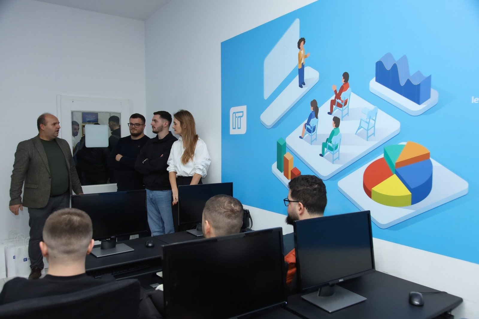 Studentë në labet e Infotech Academy