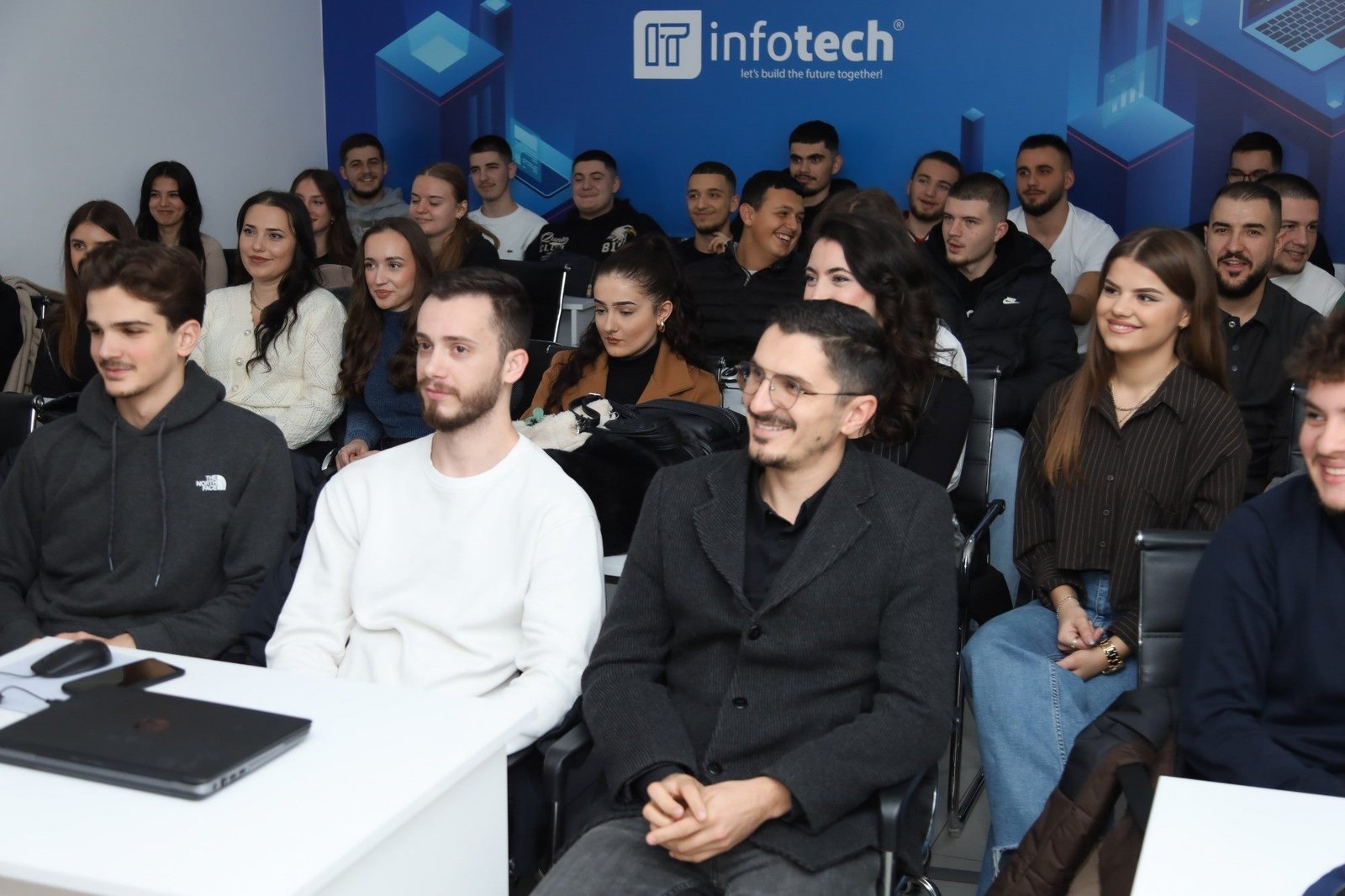 Studentë në labet e Infotech Academy