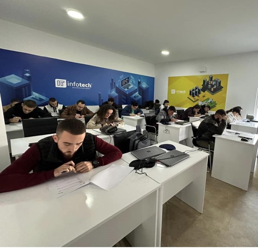 Studentë në labet e Infotech Academy