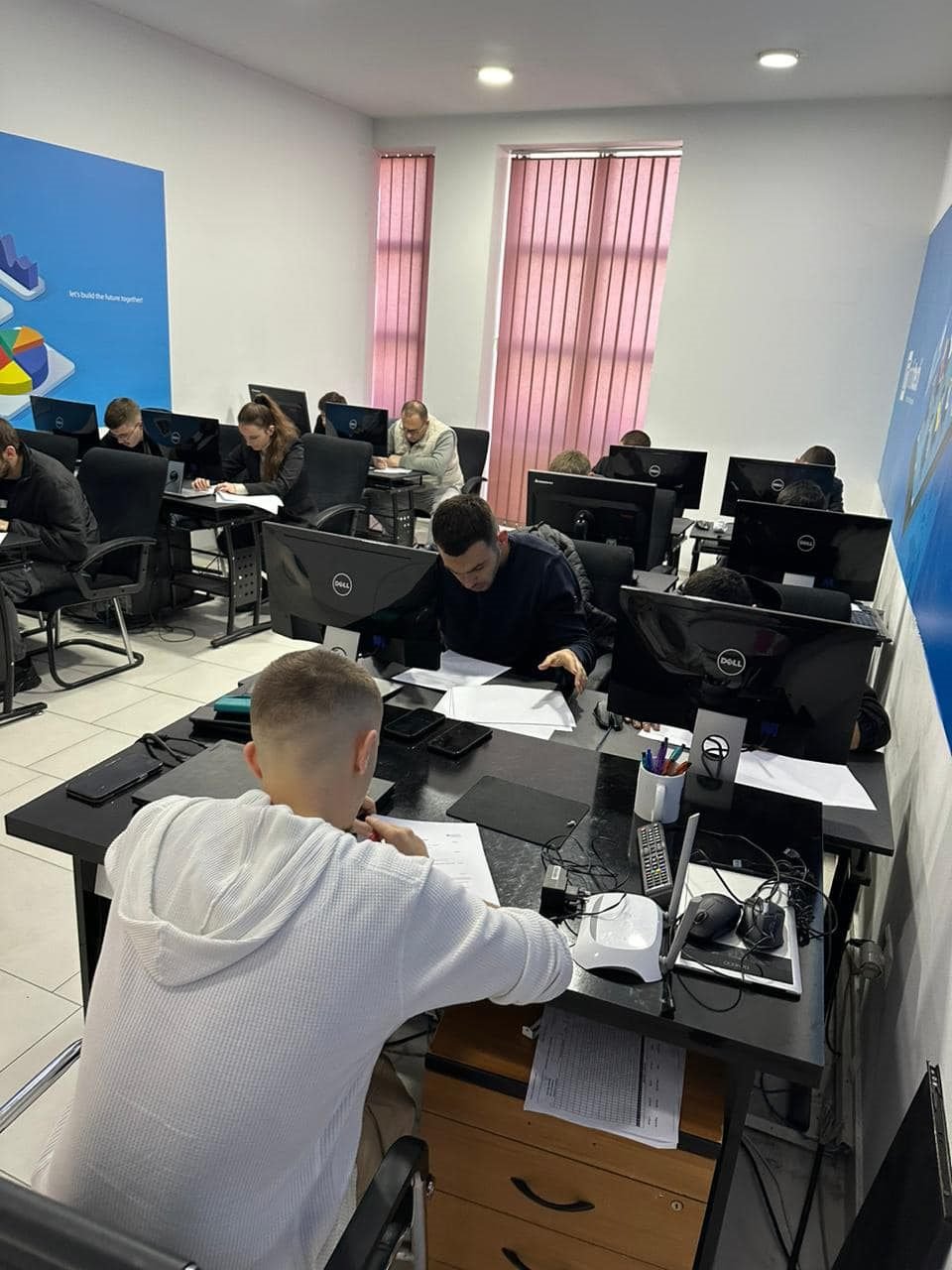 Studentë në labet e Infotech Academy